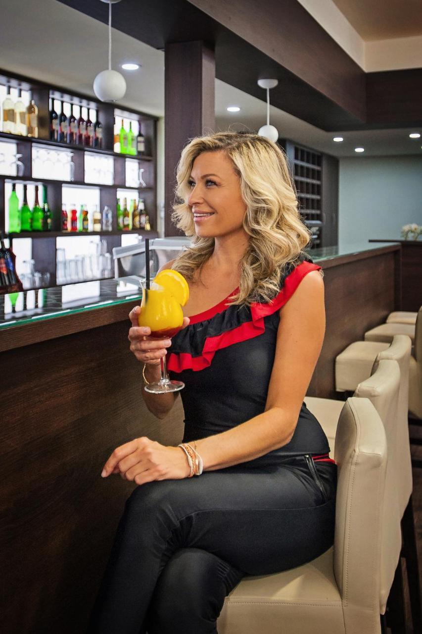 Hotel Dombóvár Bagian luar foto